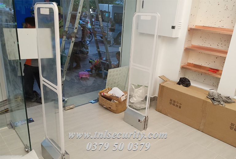 Thi-cong-cong-tu-an-ninh-cho-cua-hang-my-pham-quan-1